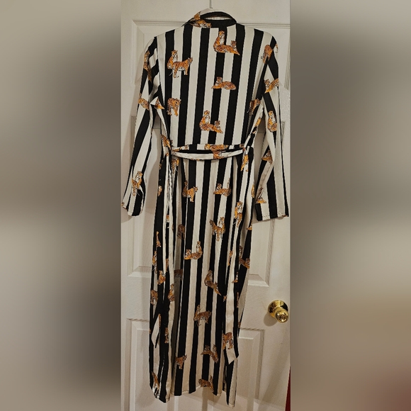 NWOT. Cute And Elegant Striped Long Dress with Tiger Print. Size M. - Picture 3 of 8